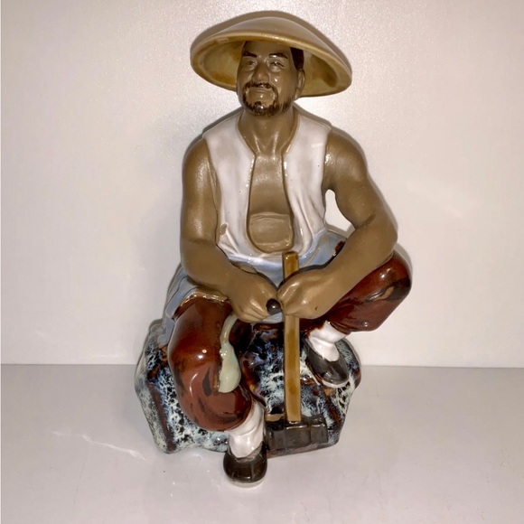 Vintage Man Wearing Hat, Seated With Hammer Glazed Mudware Figurine - Picture 2 of 12